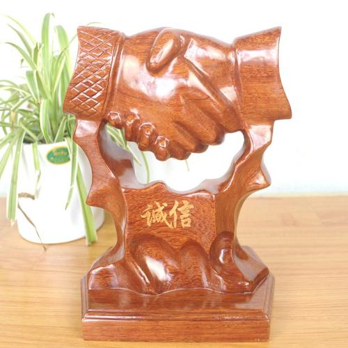 厂家直销批发零售木雕商务礼品 诚信摆件一件发办公用品如皋红.